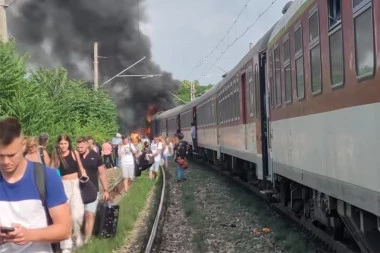 U SUDARU AUTOBUSA I VOZA POGINULO ČETVORO, PETORO POVREĐENO! Ljudi beže kao pomahnitali, lokomotiva se zapalila - JEZIVO! (VIDEO)