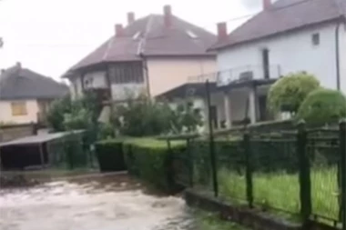 LJUDI ODSEČENI OD SVETA, NEKI NE MOGU DO SVOJIH KUĆA, VATROGASCI SPASAVALI PORODICU IZ POPLAVLJENOG AUTOMOBILA...! Haos u Ljigu zbog nevremena, zaseda Štab za vanredne situacije! (VIDEO/FOTO)