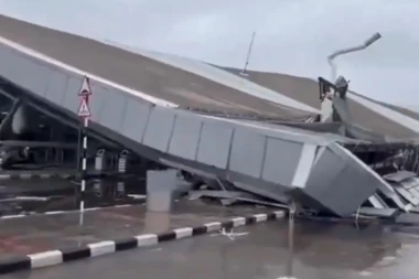 URUŠIO SE KROV NA AERODROMU: Ima poginulih, otkazani svi letovi (VIDEO)