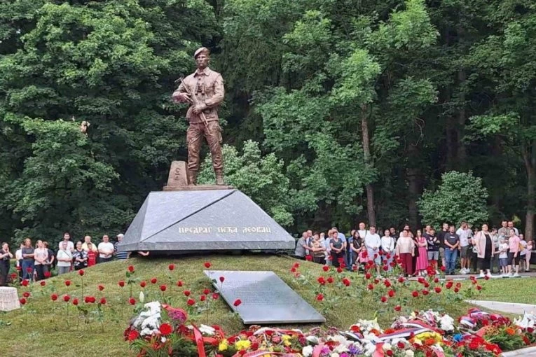 DOSTOJAN LEGENDE U ČIJU ČAST JE PODIGNUT! Otkriven spomenik heroju sa Košara potporučniku Leovcu u Pljevljima (FOTO)