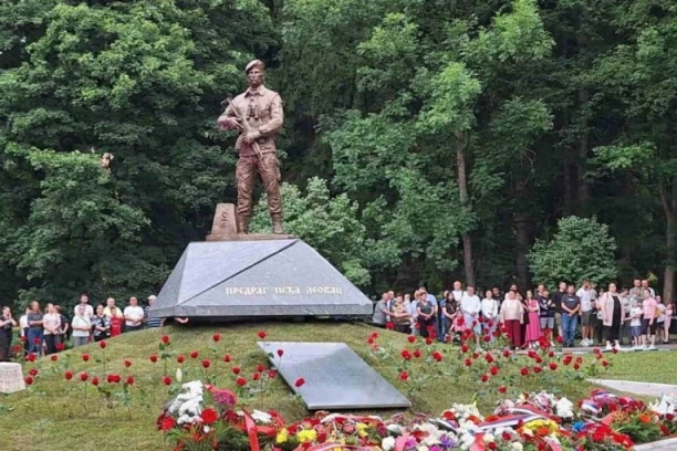 DOSTOJAN LEGENDE U ČIJU ČAST JE PODIGNUT! Otkriven spomenik potporučniku Leovcu u Pljevljima (FOTO)