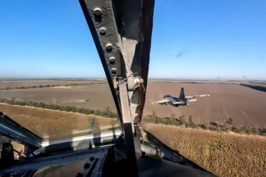 VOJNICI KLICALI OD RADOSTI: Ruski SU-25 vršio borbeni nalet nad Donjeckom ne sluteći kakav užas će ga snaći (VIDEO)