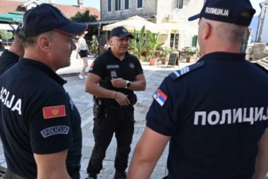 SRPSKI POLICAJCI OD DANAS PATROLIRAJU CRNOGORSKIM PRIMORJEM: Saradnja tokom letnje turističke sezone - POMOĆ MOŽETE DOBITI NA OVE BROJEVE