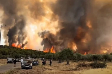 POLA EVROPE POD VODOM, POLA U VATRI GORI! Grčka na nogama, DRAMA pred vratima ATINE! Izvršena masovna evakuacija iz 10 sela! (VIDEO)