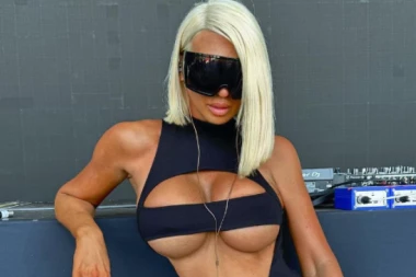 CENZURISANA JELENA KARLEUŠA! Pevačica izbacila GOLE GRUDI, pa zauzela POZU koja oduzima DAH! Usijale se mreže (FOTO)