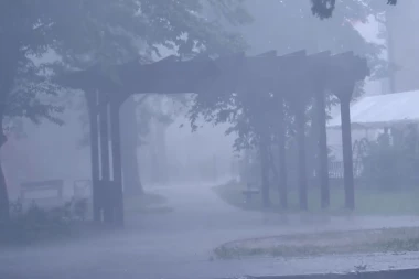 STRAVIČNO NEVREME UDARILO NA HRVATSKU! Tmurni crni oblaci se nadvili nad Zagrebom, izdato HITNO upozorenje! Tuku grad, kiša i jak vetar! (VIDEO)