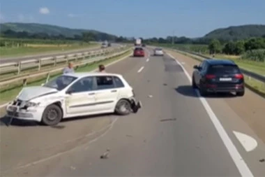 AUTOMOBILOM SE ZAKUCALI U ZAŠTITNU OGRADU: Jeziva scena na auto-putu kod Jagodine! (VIDEO)