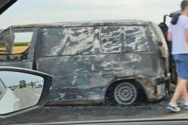 KOMBI POTPUNO IZGOREO KOD ZRENJANINA: Od vozila ostala samo olupina! (FOTO)