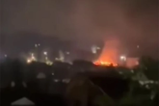 OGROMAN POŽAR KOD SMEDEREVA! Grom udario u kuću i zapalio je, plamen nekoliko metara iznad okolnih krovova! VATRA SAMO PUKTI, VATROGASCI PO NAJVEĆEM NEVREMENU JE GASE!  (VIDEO)