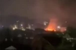 OGROMAN POŽAR KOD SMEDEREVA! Grom udario u kuću i zapalio je, plamen nekoliko metara iznad okolnih krovova! VATRA SAMO BUKTI, VATROGASCI PO NAJVEĆEM NEVREMENU JE GASE!  (VIDEO)
