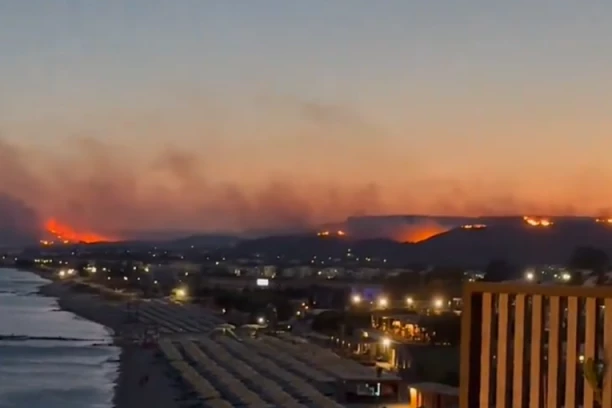 BALKAN SE DAVI U VODI, A GRČKA U PLAMENU: Požari na tri ostrva se oteli kontroli! Evakuisano 10.000 ljudi (VIDEO)
