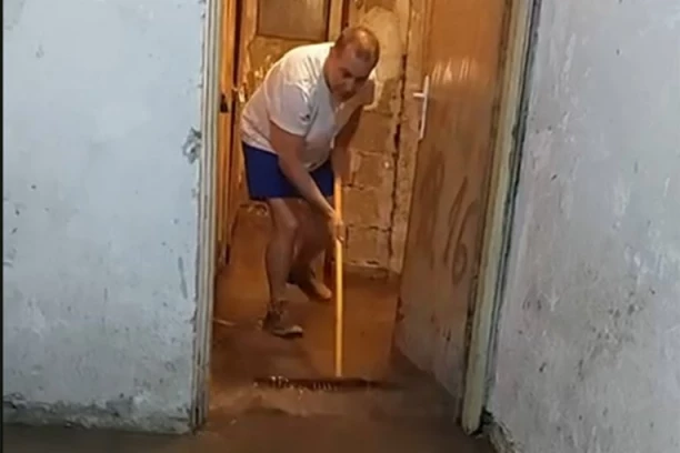 ONI ČISTE, ALI VODA SAMO NADIRE! Pogledajte kojom brzinom se tokom sinoćnje oluje puni podrum vodom u zgradi u  Beogradu! (VIDEO)