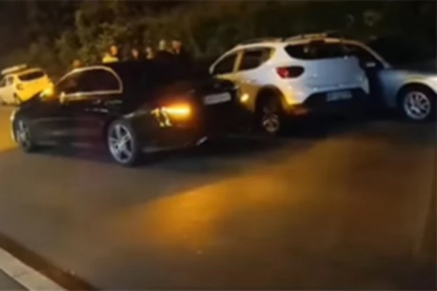 NASLAGALI SE KAO SARDINE! Sudar dva automobila u Mirevu, treći kolateralna šteta! SAOBRAĆAJ U PREKIDU! (VIDEO)