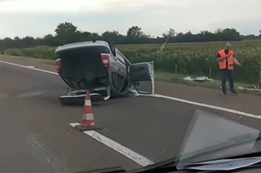 AUTO ZAVRŠIO NA KROVU: Saobraćajka na auto-putu kod JAGODINE! (VIDEO)