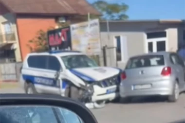 TEŽAK LANČANI SUDAR KOD FUTOGA! I vozilo policije slupano! SVI AUTOMOBILI SMRSKANI! (VIDEO)