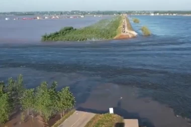 PUKLA BRANA NA JEZERU: Hitno evakuisano blizu 6.000 ljudi,  (VIDEO)