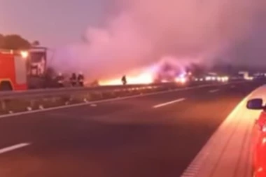 POŽAR NA AUTO-PUTU: Obustavljen saobraćaj nakon što se zapalio kamion (VIDEO)