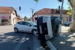 AUTOMOBIL UDARIO U SEMAFOR PA ZAVRŠIO NA BOKU: Stravična saobraćajna nesreća u Zemunu