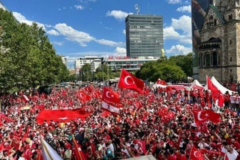 HAOS U NEMAČKOJ I HOLANDIJI! Turski navijači pravili LOM - Policija morala da upotrebi SILU! (VIDEO)