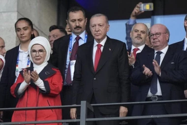 ERDOGAN BODRI TURKE U ČETVRTFINALU! Glavom i bradom doputovao u Berlin! Opšta EUFORIJA na stadionu! SIVI VUKOVI na nogama!