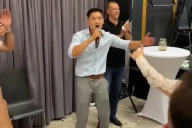 "NAŠ ČOVEK!" Momak iz Kine oduševio Srbe na SVADBI! Latio se mikrofona, a tek da čujete šta je ZAPEVAO! (VIDEO)