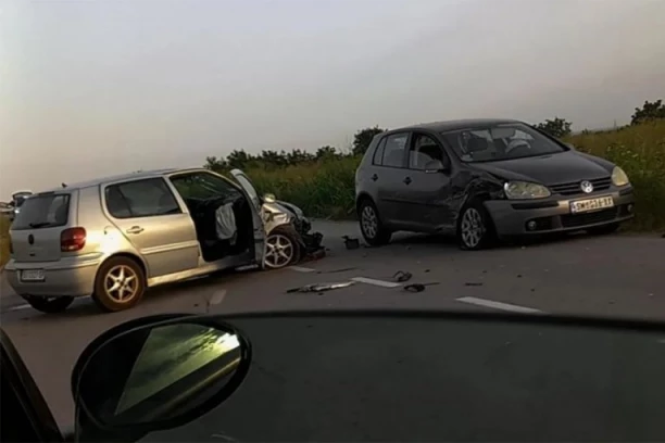 UDES KOD SREMSKE MITROVICE: Dva automobila se sudarila u Bešenovu
