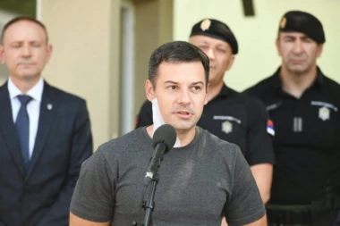 "VOLEO BIH DA MI I SIN BUDE POLICAJAC!" Ispovest žandarma koji je  ranjen samostrelom u terorističkom napadu ispred  ambasade Izraela