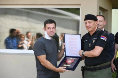 "IMA MNOGO MOMAKA KOJI ŽELE DA SRBIJA BUDE BEZBEDNA!" Žandarm-heroj izašao iz bolnice, URUČENA MU PLAKETA ZA IZUZETAN DOPRINOS! (VIDEO)