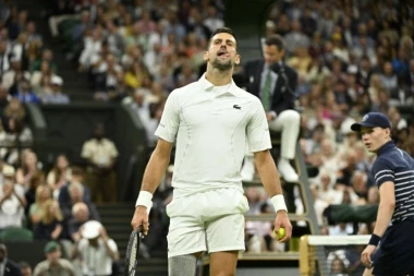 NOLE, KAKO SI IM NABIO KOMPLEKSE! PUBLIKA NA VIMBLDONU OPET SRAMNO UDARILA PO ĐOKOVIĆU: Čim se začulo ime NOVAK, odmah su krenuli ZVIŽDUCI (VIDEO)