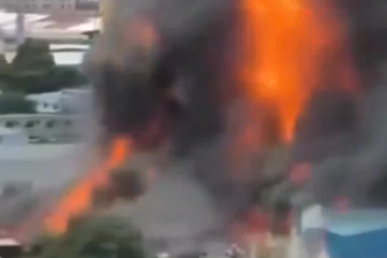VATRA BESNI U FABRICI: Izbio požar nakon velike eksplozije, strahuje se da ima mnogo povređenih (VIDEO)