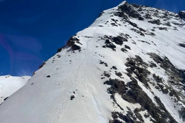 POPELE SE NA ALPE BEZ UŽETA, A ONDA SE STRMOGLAVILE U PROVALIJU! Jedna žena poginula, druga teško povređena!