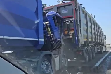 SUDAR DVA KAMIONA NA AUTOPUTU! Jezive scene: Delovi rasuti po putu, jedno vozilo potpuno smrskano! (VIDEO)