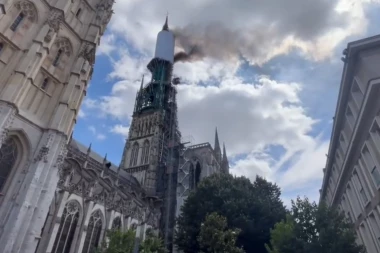 GORI ČUVENA KATEDRALA: Veliki požar guta staro istorijsko zdanje (VIDEO)