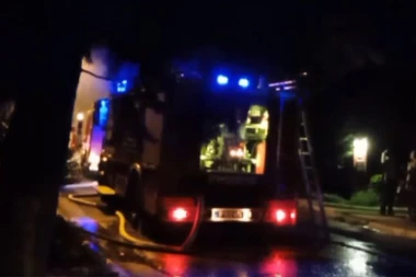 PRVI SNIMCI JEZIVOG POŽARA U VIŠNJIČKOJ BANJI! Kuća u plamenu, 19 vatrogasaca se bori sa vatrom! (VIDEO/FOTO)