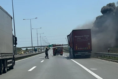 OKONČANA DRAMA NA AUTO-PUTU BEOGRAD-NOVI SAD: Kamion se zapalio, kolege odmah pritekle u pomoć, ali uzalud!