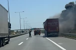OKONČANA DRAMA NA AUTO-PUTU BEOGRAD-NOVI SAD: Kamion se zapalio, kolege odmah pritekle u pomoć, ali uzalud!