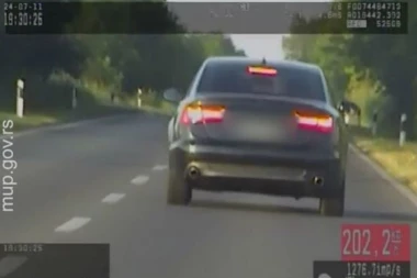 BAHATA VOŽNJA KOD ALIBUNARA: Vozač jurcao više od 200 km/h! (VIDEO)