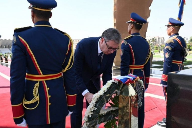 MIR JE JEDNA OD NAJVEĆIH I NAJSKUPLJIH VREDNOSTI! Vučić položio venac na grob Neznanom junaku u Kairu (FOTO)