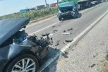 POVREĐENA MAJKA I DVOJE DECE: Jeziv sudar automobila i kamiona kod Loznice (FOTO)