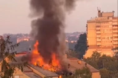 GORI ZGRADA NA KANAREVOM BRDU! Gust crni dim se širi Beogradom, sve u plamenu! (VIDEO)