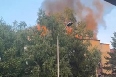 EKSPLODIRALA KLIMA I IZAZVALA STRAVIČAN POŽAR! Celo potkrovlje zgrade na Kanarevom Brdu u plamenu! (VIDEO)
