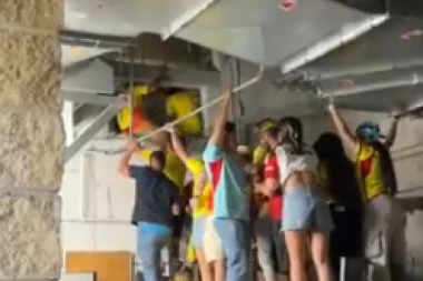 LUDILO KOPA AMERIKE: POČETAK FINALA KASNIO ZBOG HULIGANA, NAVIJAČI KROZ VENTILACIJU ULAZILI NA STADION! Jedan je UMRO od sreće zbog pobede Argentine (VIDEO)