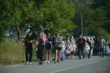 JECAJI PARAJU NEBO! DVA DEČAKA NOSE KRST UBIJENIH RADETA I RUMENE:  Sahrana jezivo ubijenog bračnog para iz TOPOLNICE! (FOTO/VIDEO)