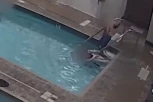 PROLAZILI PORED NJE KAO PORED TURSKOG GROBLJA: Uznemirujući snimak žene koja se davi u bazenu, dok niko ne primećuje njenu agoniju (VIDEO)