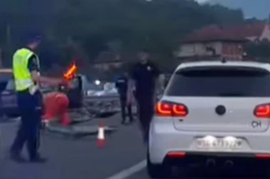 JOŠ UVEK TRAJE UVIĐAJ NA MESTU UŽASNE NESREĆE KOD LESKOVCA: Delovi automobila svuda po kolovozu, policija naizmenično propušta vozila! (VIDEO)