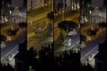 PREGAŽEN MLADIĆ TOKOM HAOSA KOJI SU IZAZVALI NAVIJAČI! "Leteo od siline udarca"! Jezive scene u centru Beograda (UZNEMIRUJUĆI VIDEO)