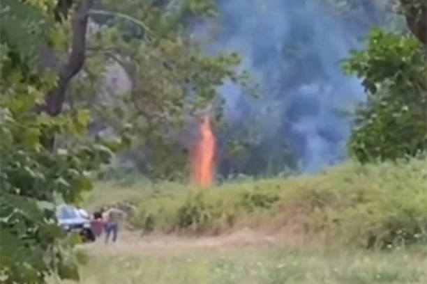 GORI KOD OMILJENOG SRPSKOG LETOVALIŠTA U GRČKOJ! Besni šumski požar, gasi se i iz vazduha! (VIDEO)