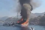 TEŠKA NESREĆA NA POPULARNOM LETOVALIŠTU SRBA: Izgorela jahta prepuna turista, ljudi se spasavali skokom u more (VIDEO)