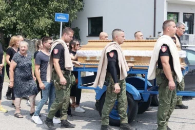 KOLEGE NOSE NIKOLIN KOVČEG I LIJU SUZE! Scene u Dragincu kidaju dušu - MORE LJUDI NA POSLEDNJEM ISPRAĆAJU HRABROG POLICAJCA, SVI PLAČU! (FOTO, VIDEO)