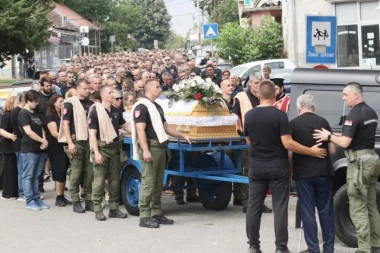 SRCE DA PUKNE OD TUGE! NIKOLIN OTAC NE MOŽE DA HODA! Žandarmerija ga vozila u povorci! (FOTO)